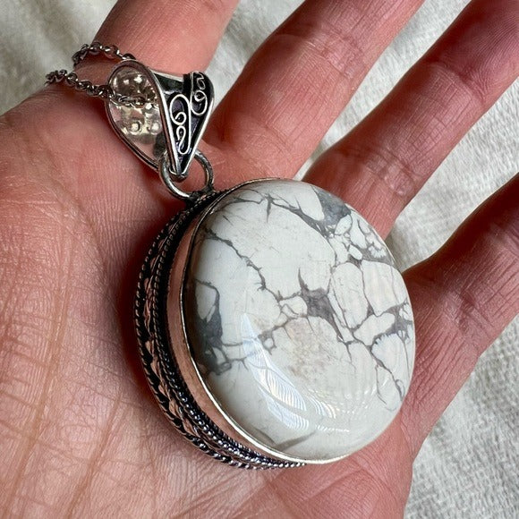 925 Ornamental Round White Howlite Pendant Necklace